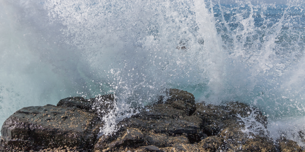太陽光パネルの塩害リスクと対策を徹底解説!海沿いで失敗しない設置・メンテナンスのポイント